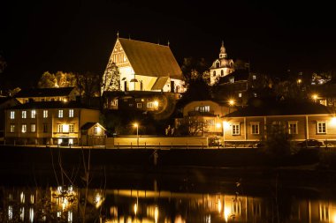 Sonbaharda eski Porvoo 'nun Finlandiya' daki gece manzarası.