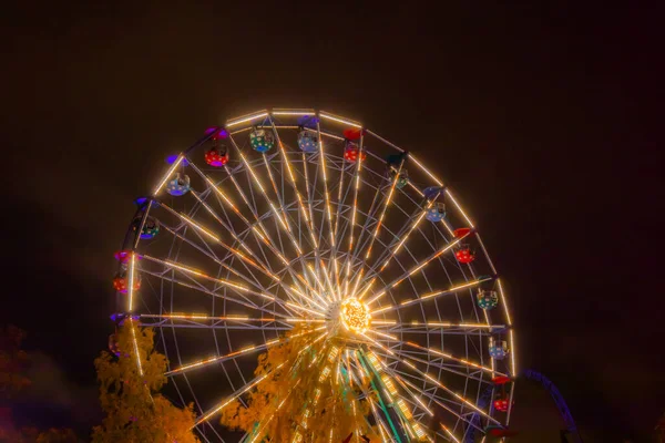 Rueda de la fortuna en el parque de atracciones, iluminación nocturna . —  Fotos de Stock