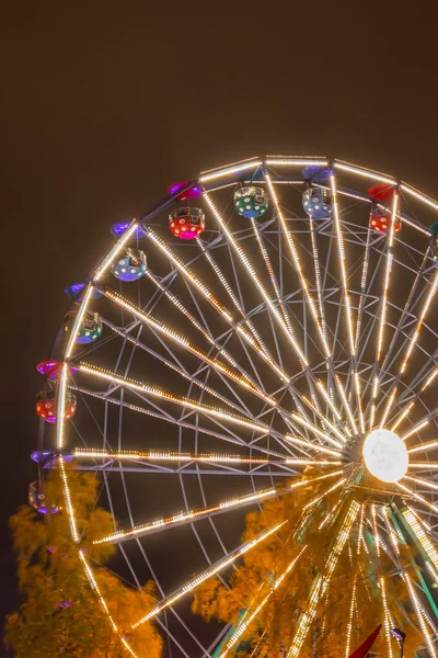 Ruota panoramica al parco divertimenti, illuminazione notturna . — Foto Stock