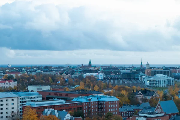 Vue aérienne du centre d'Helsinki en soirée nuageuse d'automne . — Photo