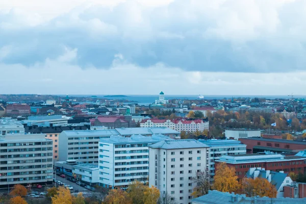 Letecký pohled na Helsinské centrum na podzimní oblačný večer. — Stock fotografie