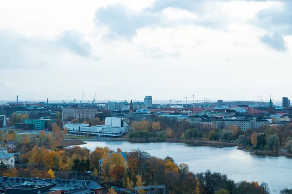 Letecký pohled na Helsinské centrum na podzimní oblačný večer. — Stock fotografie