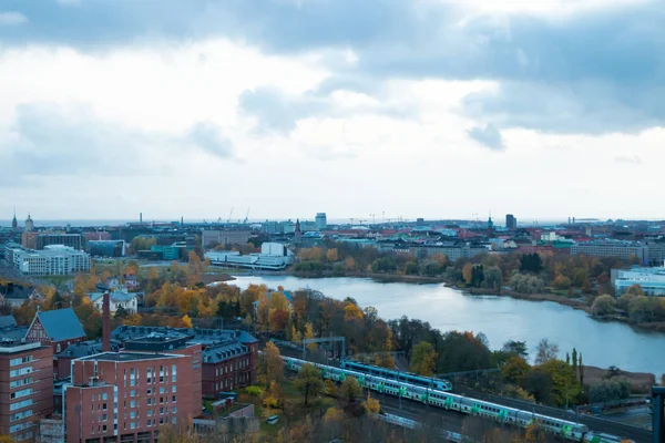 秋天多云的夜晚俯瞰赫尔辛基中心. — 图库照片