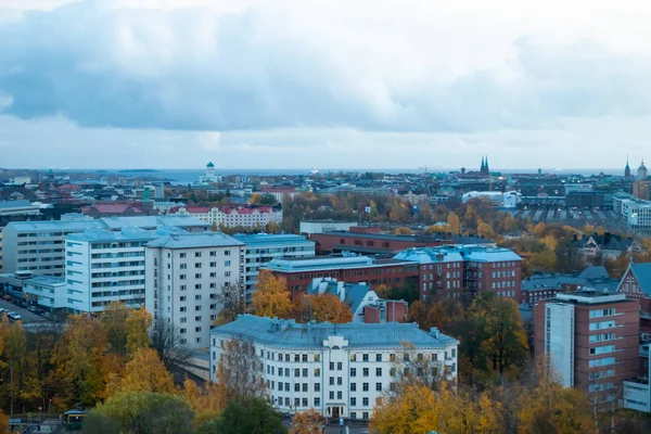 Vista aerea del centro di Helsinki in autunno sera nuvolosa . — Foto Stock