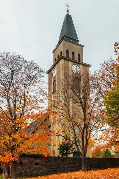 芬兰美丽的秋日，库桑科斯基教堂. — 图库照片