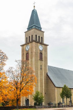 Finlandiya 'da güzel bir sonbahar gününde Kuusankoski kilisesi.