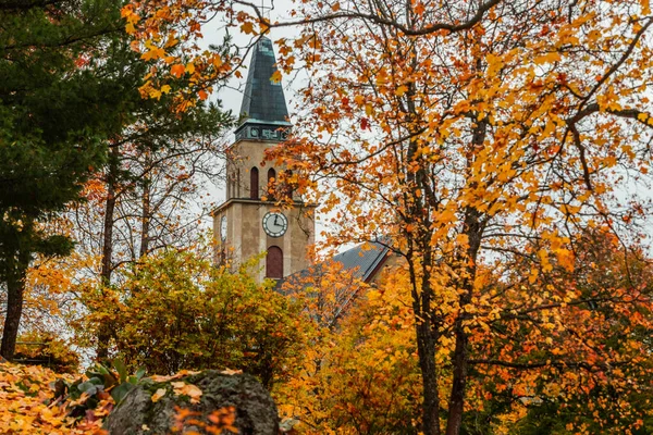 Kostel Kuusankoski v krásný podzimní den, Finsko. — Stock fotografie