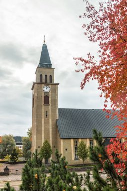 Finlandiya 'da güzel bir sonbahar gününde Kuusankoski kilisesi.