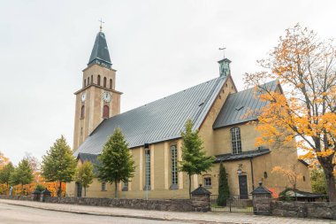 Finlandiya 'da güzel bir sonbahar gününde Kuusankoski kilisesi.