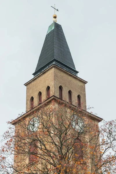 Kostel Kuusankoski v krásný podzimní den, Finsko. — Stock fotografie