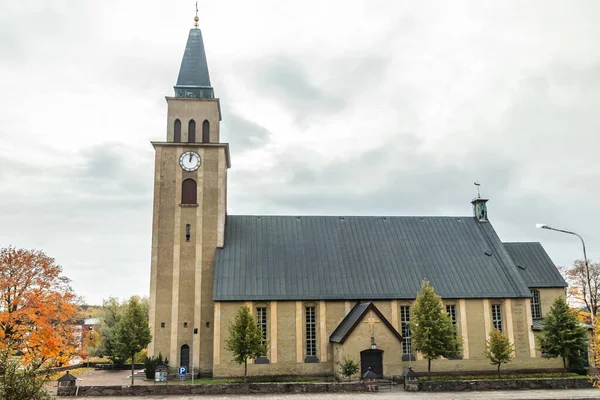 Kostel Kuusankoski v krásný podzimní den, Finsko. — Stock fotografie