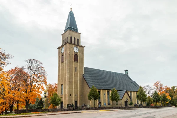 Kostel Kuusankoski v krásný podzimní den, Finsko. — Stock fotografie