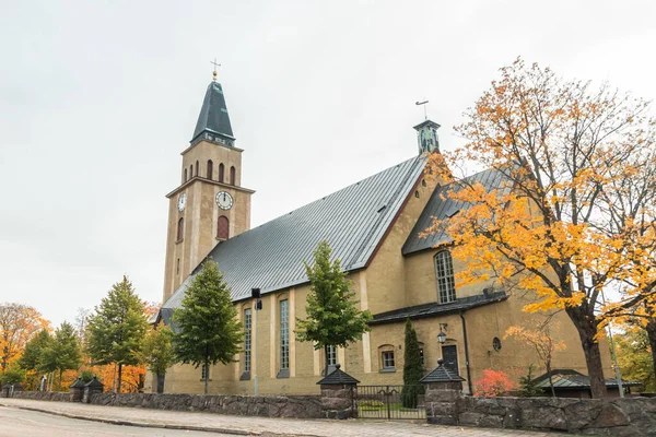 Kostel Kuusankoski v krásný podzimní den, Finsko. — Stock fotografie