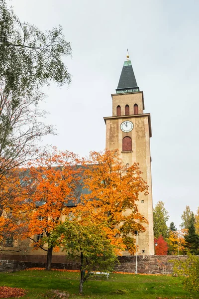 Kostel Kuusankoski v krásný podzimní den, Finsko. — Stock fotografie