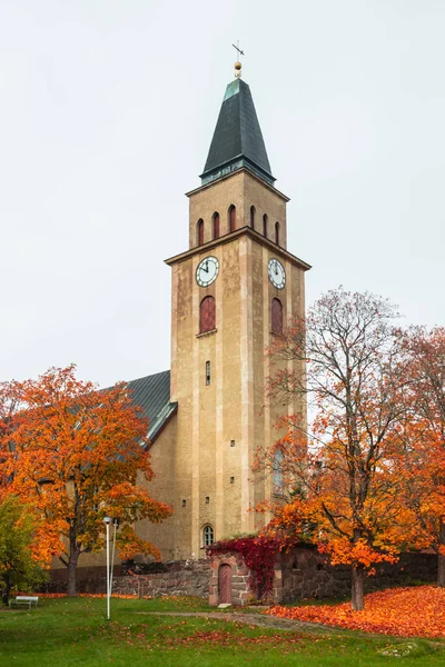 Куусанкоски церковь в прекрасный осенний день, Финляндия . — стоковое фото