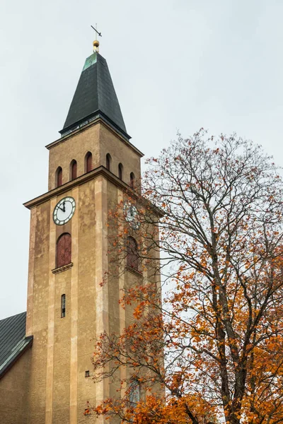 Kostel Kuusankoski v krásný podzimní den, Finsko. — Stock fotografie