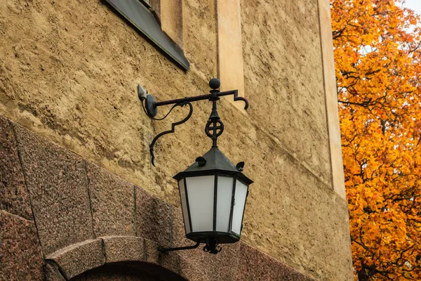 Régi lámpás lóg egy kőfalon Kuusankoski templom, Finnország — Stock Fotó