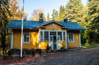 Kotka, Finlandiya - 15 Ekim 2019: İmparator III. Alexander balıkçı kulübesi Langinkoski 'nin arazisindeki ahşap ev.