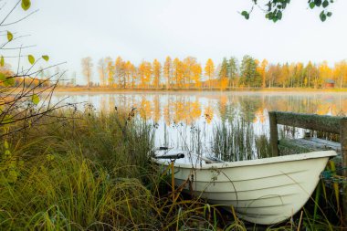 Kymijoki nehir suları ve eski kayıkla güzel bir sonbahar sabahı manzarası. Finlandiya, Kymenlaakso, Kouvola