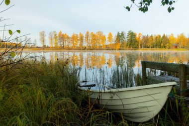 Kymijoki nehir suları ve eski kayıkla güzel bir sonbahar sabahı manzarası. Finlandiya, Kymenlaakso, Kouvola