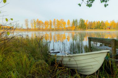 Kymijoki nehir suları ve eski kayıkla güzel bir sonbahar sabahı manzarası. Finlandiya, Kymenlaakso, Kouvola