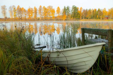 Kymijoki nehir suları ve eski kayıkla güzel bir sonbahar sabahı manzarası. Finlandiya, Kymenlaakso, Kouvola