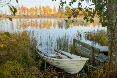 Kymijoki nehir suları ve eski kayıkla güzel bir sonbahar sabahı manzarası. Finlandiya, Kymenlaakso, Kouvola