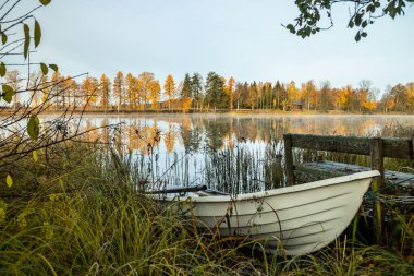 Kymijoki nehir suları ve eski kayıkla güzel bir sonbahar sabahı manzarası. Finlandiya, Kymenlaakso, Kouvola