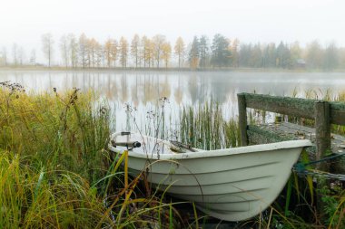 Kymijoki nehir suları ve eski kayıkla güzel bir sonbahar sabahı manzarası. Finlandiya, Kymenlaakso, Kouvola