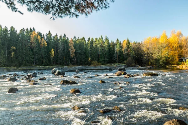 İmparator III. Alexander 'ın balıkçı kulübesi Langinkoski yakınlarındaki Kymijoki nehrinin güzel sonbahar manzarası. Kotka, Finlandiya