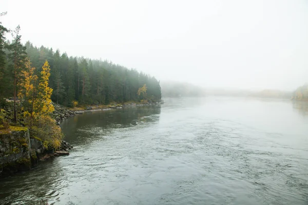 Gyönyörű őszi táj Kymijoki folyó vizek köd. Finnország, Kymenlaakso, Kotka — Stock Fotó