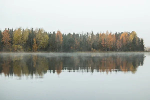Bela paisagem de outono de águas de rio de Kymijoki na névoa. Finlândia, Kymenlaakso, Kouvola — Fotografia de Stock