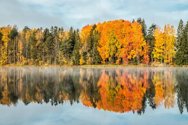 Bela paisagem de outono de águas do rio Kymijoki. Finlândia, Kymenlaakso, Kouvola — Fotografia de Stock