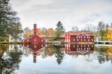 Eski fabrikanın kırmızı ahşap binaları Stromfors, Ruotsinpyhtaa, Finlandiya