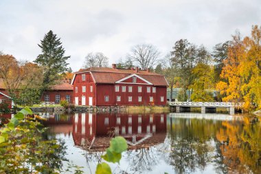 Eski fabrikanın kırmızı ahşap binası Stromfors, Ruotsinpyhtaa, Finlandiya