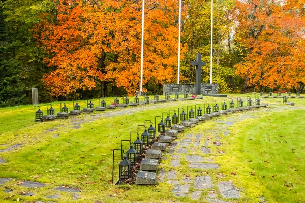 Loviisa, Finland - 8 oktober 2019: Rij lantaarns op de graven van oorlogshelden op het kerkhof van Ruotsinpyhtaa — Stockfoto