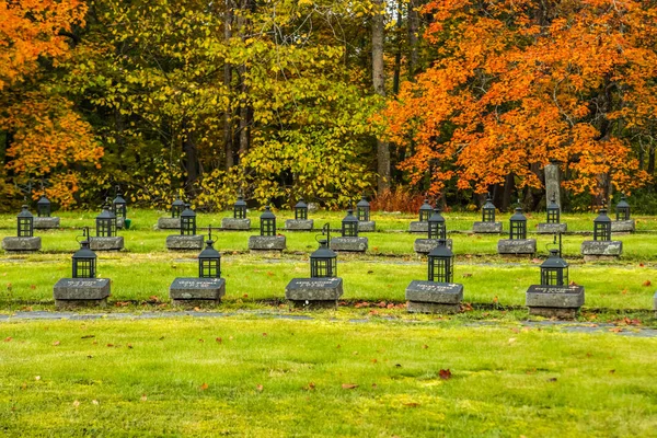 Loviisa, Finlandia - 8 de octubre de 2019: Fila de faroles sobre las tumbas de los héroes de guerra en el cementerio de Ruotsinpyhtaa — Foto de Stock