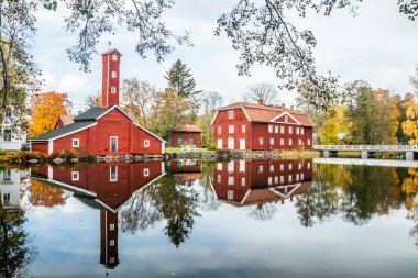 Eski fabrikanın kırmızı ahşap binaları Stromfors, Ruotsinpyhtaa, Finlandiya