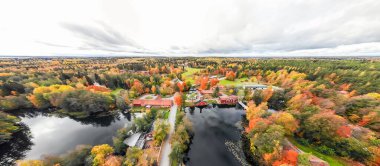 Finlandiya 'nın sonbaharda eski Ruotsinpyhtaa köyünün hava panoramik manzarası.