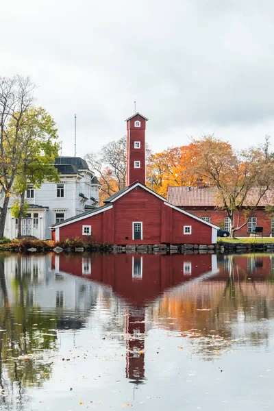 O edifício de madeira vermelho na antiga fábrica Stromfors, Ruotsinpyhtaa, Finlândia — Fotografia de Stock