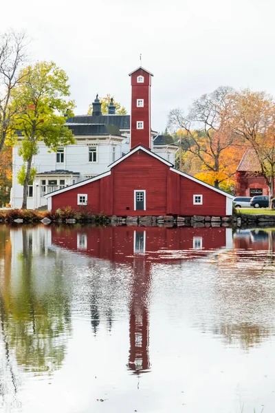 O edifício de madeira vermelho na antiga fábrica Stromfors, Ruotsinpyhtaa, Finlândia — Fotografia de Stock