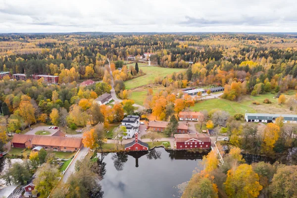 Luchtfoto van het oude dorp Ruotsinpyhtaa in de herfst, Finland. — Stockfoto
