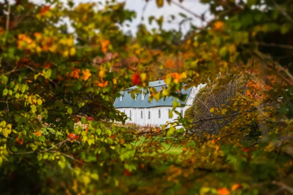 Herbstlicher Blick auf das alte Dorf ruotsinpyhtaa, Finnland. — Stockfoto