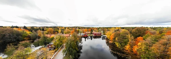 Letecký panoramatický pohled na starou vesnici Ruotsinpyhtaa na podzim, Finsko. — Stock fotografie