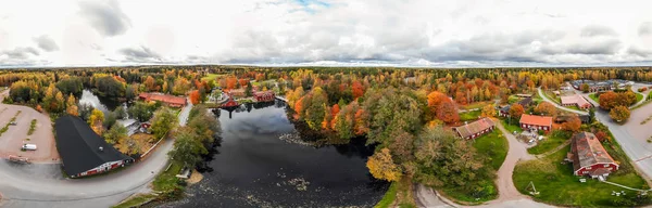 Uitzicht vanuit de lucht op het oude dorp Ruotsinpyhtaa in de herfst, Finland. — Stockfoto