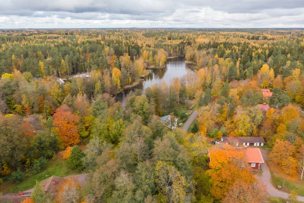 Vista aérea do lago e florestas coloridas em um dia de outono na Finlândia. Fotografia de drones — Fotografia de Stock