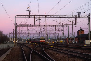 Kouvola, Finlandiya - 15 Kasım 2019: Gün batımının arka planında demiryolu.