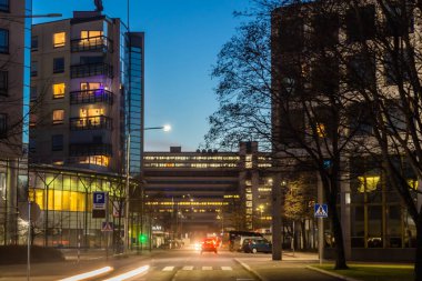 Kouvola, Finlandiya - 15 Kasım 2019: Kouvola merkezinin gece görüşü.