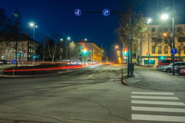 Kouvola, Finlandiya - 15 Kasım 2019: Kouvola merkezinin gece görüşü.