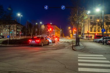 Kouvola, Finlandiya - 15 Kasım 2019: Kouvola merkezinin gece görüşü.